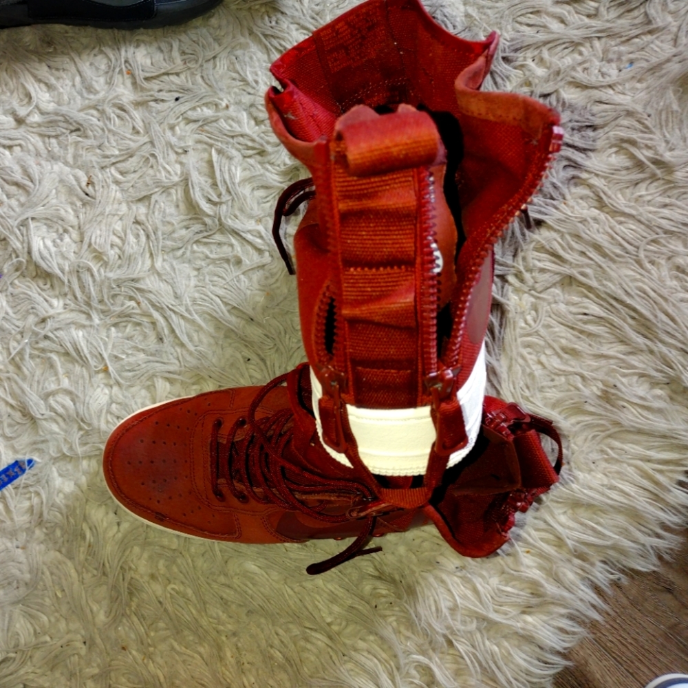 Nike SF Air Force 1 Mid Sneakers